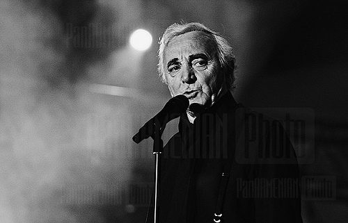 Charles Aznavour, nevoit să îşi amâne reluarea turneului mondial din cauza fracturii de humerus