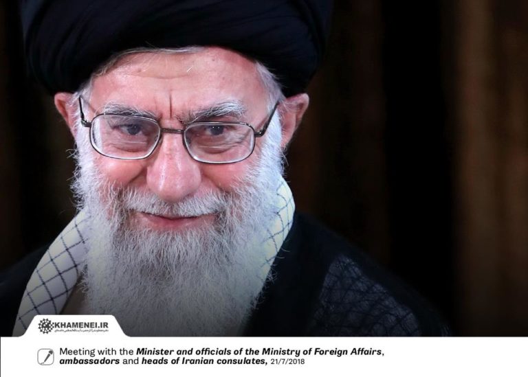 Aiatolahul Khamenei sprijină o idee a preşedintelui Rouhani de a bloca exporturile de petrol din Golf