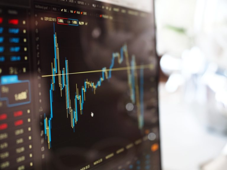 Fitch a confirmat ratingul României la “BBB minus”, dar avertizează că ar putea depăşi ţinta de deficit în 2018 şi 2019