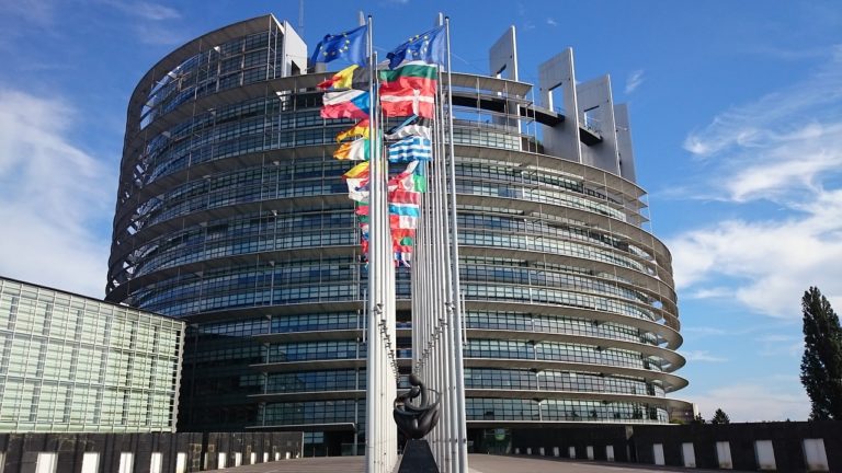 Parlamentul European cere interzicerea căsătoriilor între minori în întreaga Uniune Europeană