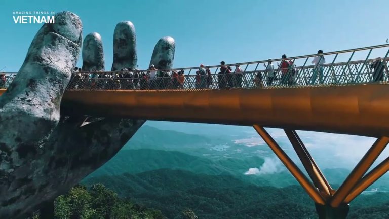 Obiectiv turistic spectaculos în Vietnam: un pod susținut de două mâini (video)