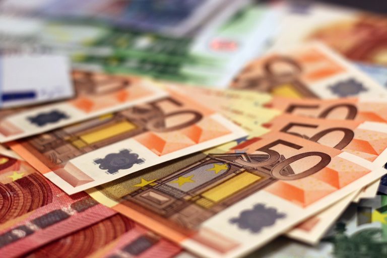 Autorităţile bulgare au confiscat 11 milioane de euro falşi în bancnote tipărite cu o tehnologie foarte performantă