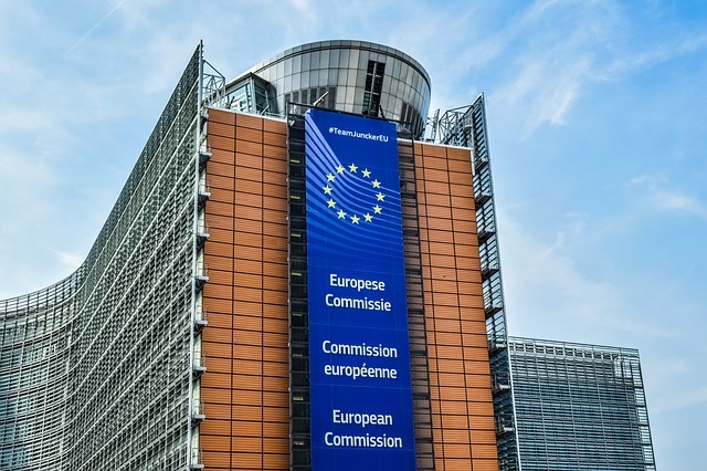 Comisia Europeană recomandă României să suspende imediat implementarea legilor justiţiei