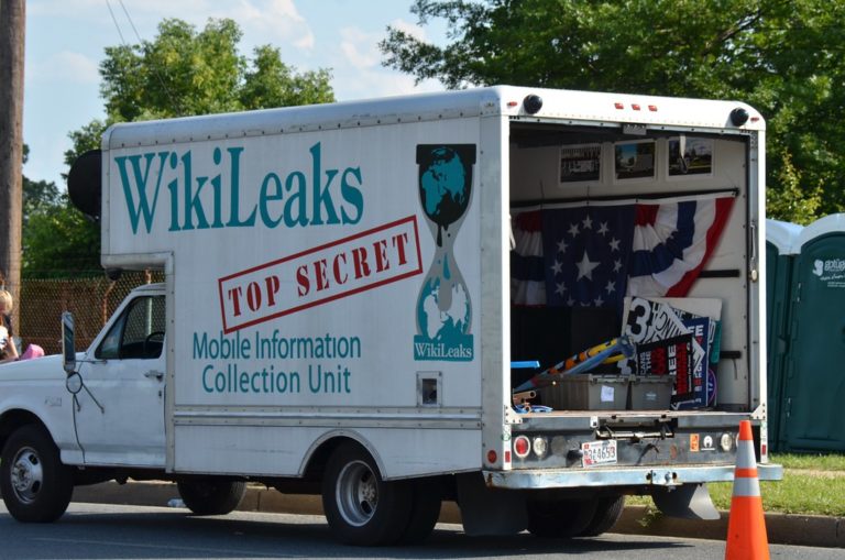 Julian Assange, fondatorul WikiLeaks, urmărit în justiţie pentru piraterie informatică