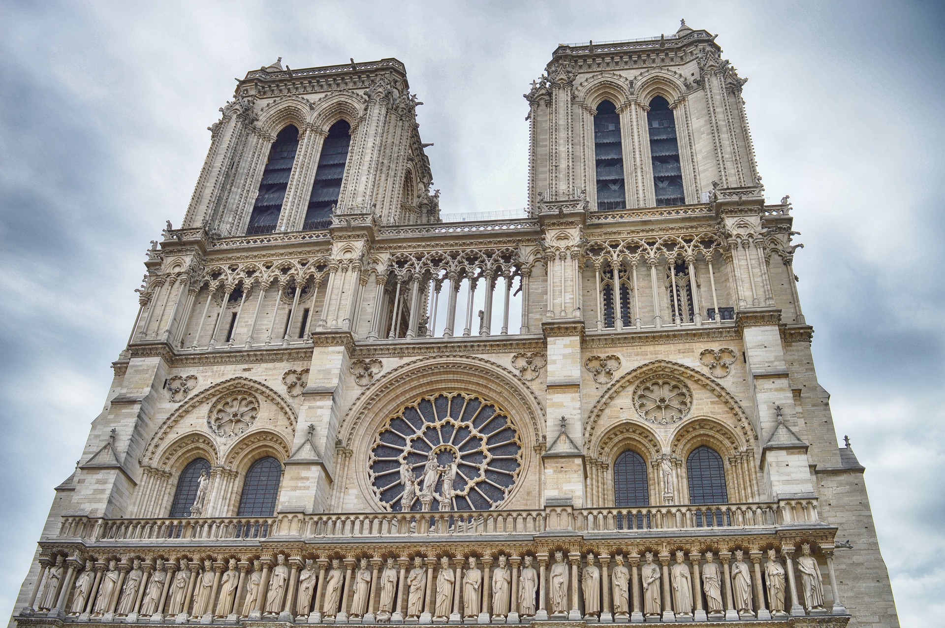 cheap deer pink Catedrala Notre-Dame din Paris, prima slujbă după incendiu - Pagini  Romanesti