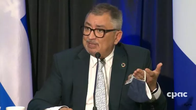 Dr. Arruda cere quebechezilor să rămână vigilenți