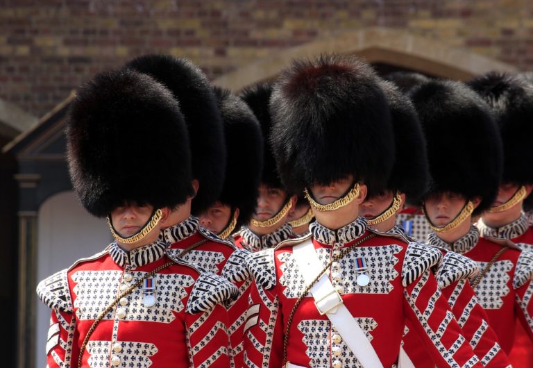 Royal Guard Buckingham Palace Guards  - alfcermed / Pixabay