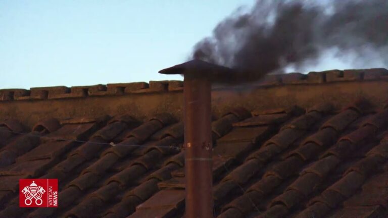 Mulţimea de la Vatican continuă să aştepte fumul alb, în a doua zi a conclavului